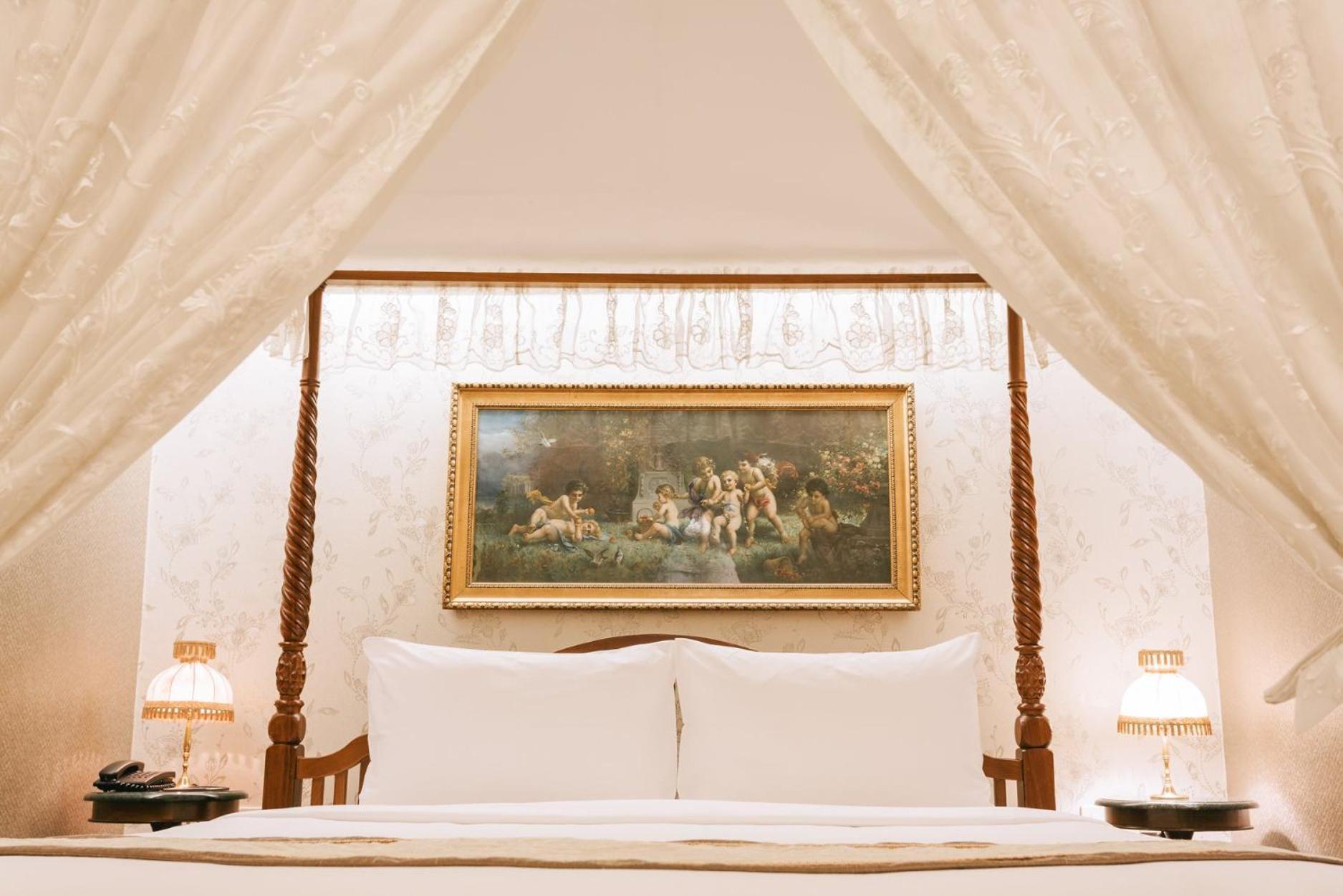 ชูชัยบุรี ศรีอัมพวา รีสอร์ท 5*